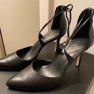 Lord and Taylor 424 Fifth Brand Bailee Pump